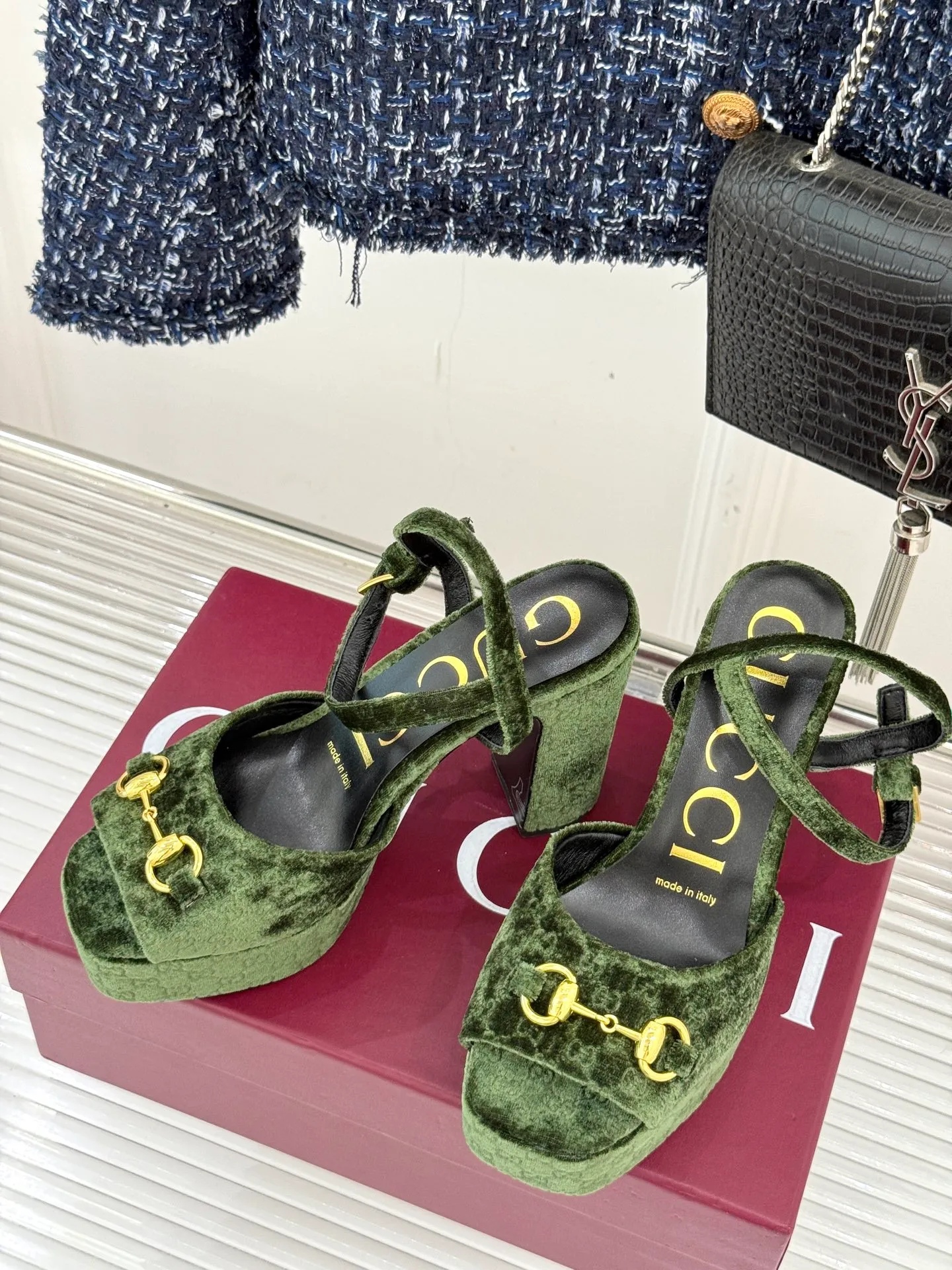 👟👟Ex-factory price 660👟👟 Gucci/Gucci classic horsebit pointed velvet square toe waterproof platform high-heeled sandals When the classic horsebit meets velvet texture, these sandals have become synonymous with elegance and individuality. The square toe design breaks the sharpness of the pointed toe and adds a bit of retro laziness. The delicate velvet upper feels luxurious and shows a high-end texture with the flow of light and shadow. Every step brings a gentle aura. The iconic metal horsebit embellishes the shoe body, instantly awakening brand recognition and cleverly blending retro style with modern fashion. The golden ratio of waterproof platforms and high heels not only lengthens the leg lines but also reduces walking pressure, allowing elegance without compromising comfort. Whether worn with a gorgeous dress to attend a dinner party or paired with retro jeans for a daily look, it can easily hold the spotlight and become the finishing touch in the look, highlighting unique taste and extraordinary style. The fabric is made of original customized velvet and the inner pads are all sheepskin. Heel height: 10.8 Water platform: 3.3 Italian imported genuine leather outsole size: 35-39 (40/41/42 customized)